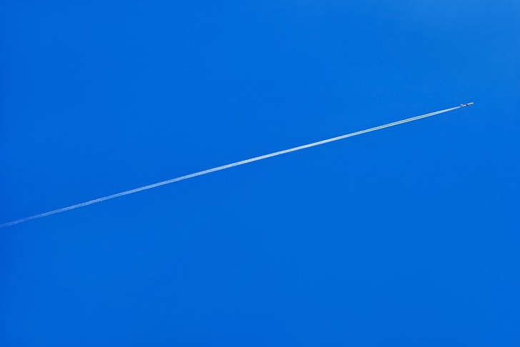 青空の中の一筋の飛行機雲