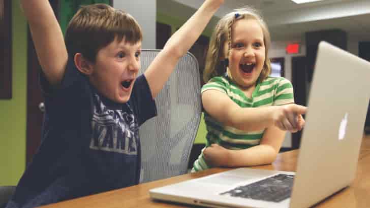 パソコン画面をみて喜ぶ男の子と女の子