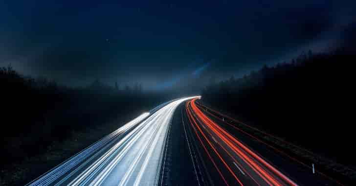 夜の高速道路の車のライト