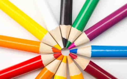 円に並べられた色鉛筆