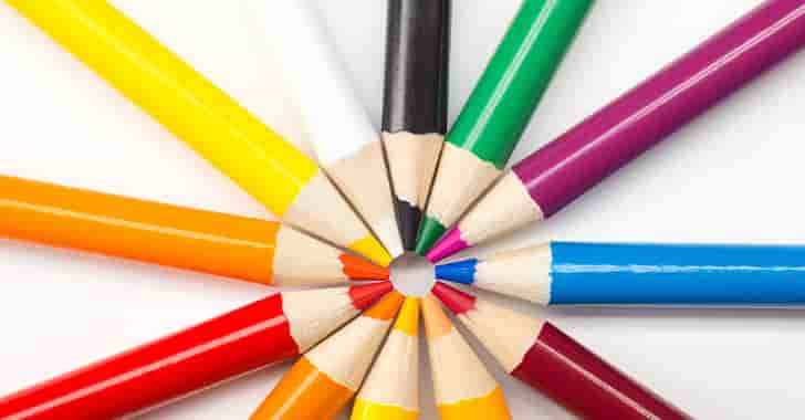 円に並べられた色鉛筆