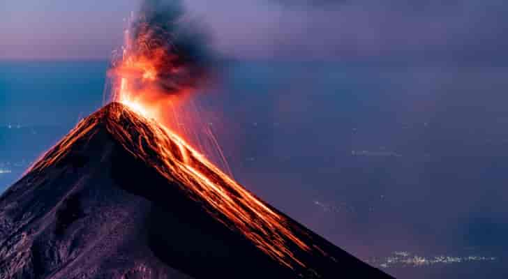 朝型に噴火して煙を上げる火山