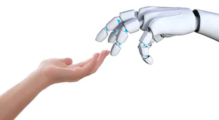 手を取り合う人間とロボット